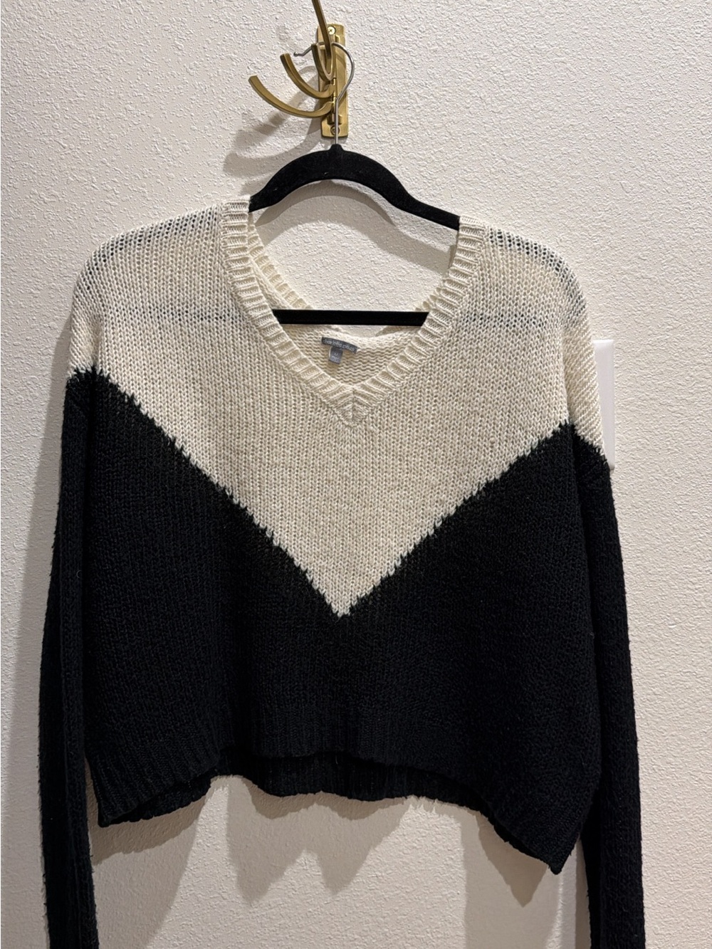 V-Neck Colorblock Sweater - Black & Cream